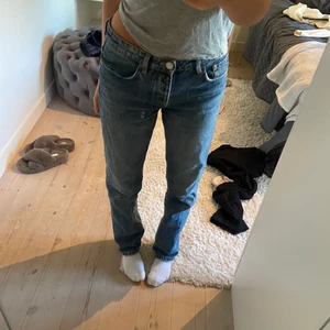 Zara jeans - Säljer dessa fina populära mid rise jeans ifrån zara. De är i storlek 36. De är bra i längden på mig som är 167cm💕