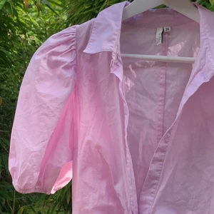 Klänning  - Kort rosa klänning med urringning och knyte i midjan. Ganska liten i storleken och relativt kort, men annars superfina armar och fin modell!!!