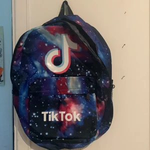 Jag säljer en TikTok väska - Denna väskan är ej använd.Den är blandad med olika färger som blå, lila &svart.