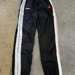 Ellesse - Ett par byxor jag bara använt 1 gång, som nu bara ligger i garderoben, köpte dom för 500kr men säljer för 300kr om inte lägre beror på hur snabbt affär vi gör, köpte dom för ungefär 3 månader sen, storlek 158-168= 13-14 år,  