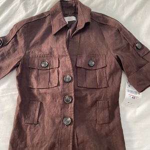 Trendig vintage skjorta från Zara - Brun skjorta/jacka i storlek S men skulle mer säga xs. Aldrig använd och säljer pga för liten storlek! Start bud 100kr! Köpt för 500kr