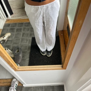 Lågmidjade linne byxor  - !det är mina egna bilder! Säljer dessa snygga helt oanvända lågmidjade linnebyxorna som har alla lappar kvar. Jag är 170. Köp dirket för 420. Inte paxad förens swishbetalning har gått igenom men då är det endast direktpriset som går att köpa för. 