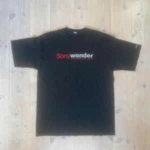 Vintage Sony tröja  - En riktigt sjuk Sony tröja med glitter tryck från tidigt 00 tal/ sent 90 tal. Otroligt bra skick skulle säga som ny 9/10. Storlek Xl sitter boxy