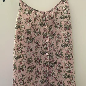 Jättesöt topp - En jättesöt topp som är välanvänd med ändå i perfekt skick. Märket står inte på plagget.  