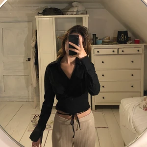 Skjort liknande topp  - Den har en öppningen som stängs med snören det finns ett hål vid sidan där man kör igenom ett utan snöret   vid händerna har den en slits och sedan en krage  inte sönder aldrig använd den passa inte mig i storleken.