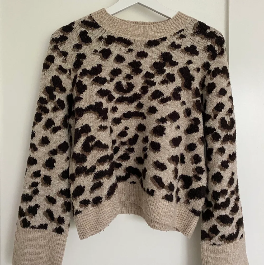 Säljer min stickade tröja med leopard mönster från H&M! Köparen står för frakten! 🤍. Stickat.
