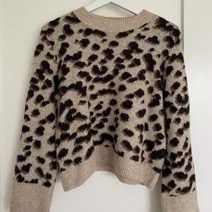 Säljer min stickade tröja med leopard mönster från H&M! Köparen står för frakten! 🤍
