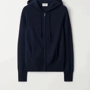 Soft goat - Intressekoll på min marinblå soft goat zip up! Nypris: 2300kr💕 Använd men i bra skick!! Supersnygg nu till höst och passar till allt. Säljer inte under 1500