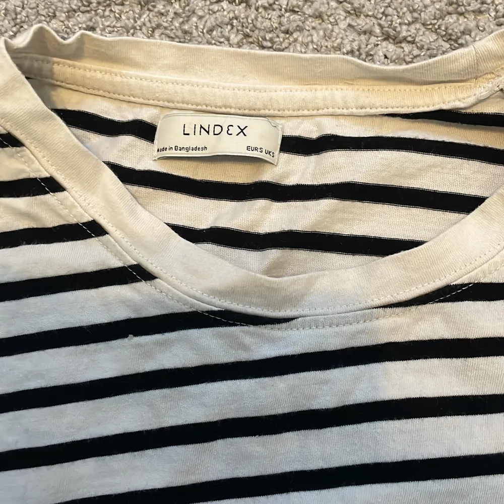 En randig tröja från Lindex. Inte använt så mycket men väldigt bra skick. Har tröttnat på den och det är därför jag säljer den. Kostade innan 200kr säljer den nu för 95kr❤️. Tröjor & Koftor.