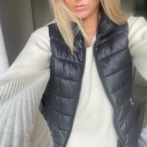 svart väst - säljer min skit snygga väst från mango som är i väldigt bra skick! den är perfekt till hösten och går att använda till nästan vilken outfit som helst✨💕 