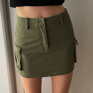 Militärgrön kjol  - Snygg lite grönbrun höstigare kjol med coola fickor på sidorna. Köpt från forever 21 för något år sedan men endast använd en gång. Nypris 149kr