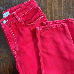 Hej! Säljer mina ursnygga röda jeans som tyvärr ej passar längre. Använda Max 2 gånger! Mid waist/high waist med raka ben i storlek EUR 36 från Mango. 💘