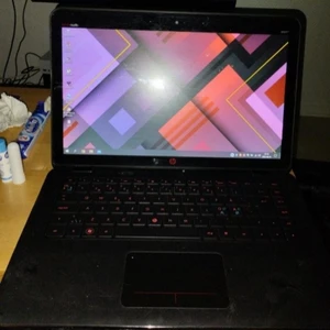 Hp envy 14 beats by dre special edition - Intel i7 720Qm 4cores 8 threads Graphics ATI RADEON AMD RADEON HD 5000 1GB 8 DDR SODIMM RAM 128 SSD  Hårddisk Har bakbelyst tangentbord  Högtalare från Beats by Dre  Har även sim card slot så du kan ha mobilt bredband i datorn utan dongel bara