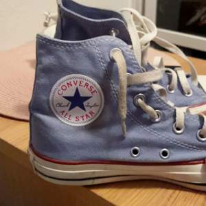 Converse all star sneakers i en ljusblå färg. I okej skick. I storlek 4 1/2 vilket motsvarar 37,5 eller 37. 