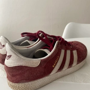 Adidas skor - Tvär feta vinröda adidas skor i storlek 37 och 1/3. Skorna är väl använda men fortfarande i galant skick💕