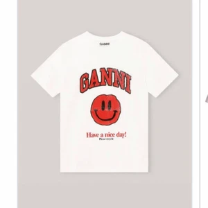 SÖKER - 💓Söker ganni t-shirt i stl XS skulle även funka med S.  💓Helst med rött tryck, kan tänka mig gult också 💓Kan tänka mig köpa för 400/450 ish beroende på skick! 