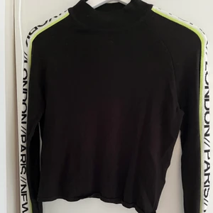 Tröja  - Svart Tröja med text och neon detalger på ärmarna från H&M, fint skick! Storlek S.