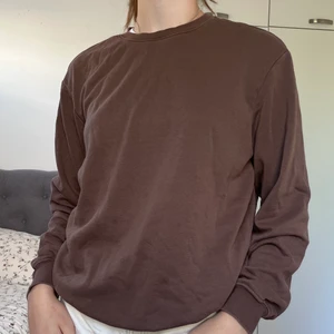 Brun tjocktröja  - Fin brun tjocktröja från H&M. Den är lite nopprig men annars bra skick! Köparen står för frakt:))