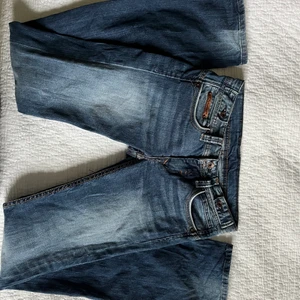 Low waisted jeans - Lägger ut mina jeans igen imed att hon som vann budet på min förra annons vägrar att svara. Ett par jätte snygga jeans i jätte bra skick som jag köpte för 250kr, säljer jag för 200kr (frakten är inte inkluderad) ❤️ Budgivning i kommentarena.