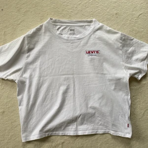 T-shirt - Boxy Levi’s t-shirt med ett coolt surfer tryck🫶🏻