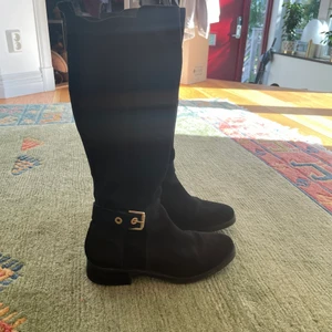 Tommy Hilfiger Höga boots - Jättefina, knappt använda höga boots ifrån Tommy Hilfiger. Dom är i storlek 38 och slutar under knät.💓 Nypris ca 1900