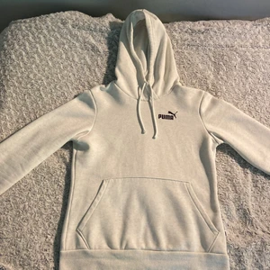 Puma Hoodie  - Säljer denna fina puma Hoodie då jag inte använder den så mycket! Det sparsamt använd och den är i storlek XS.