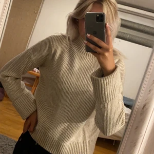 Stickad  - En stickad mysig beige och vit tröja med lite krage. I storlek S. Pris 70kr