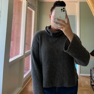 Stickad tröja turtle neck - Stickad grå tröja med med krage och bredare ärmar. Bikbok i storlek S