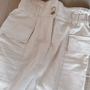 Beige jeanskjol från HM - Mycket fin kjol från HM. Stl 36. Beige/vit. Inköpt nyligen därav högre pris. 
