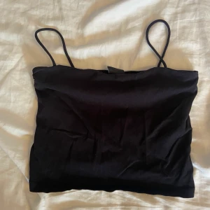 Linne från Gina tricot stl S - Svart linne från Gina tricot i stl S. Köparen står för frakt och betalning sker via Swish 🤗