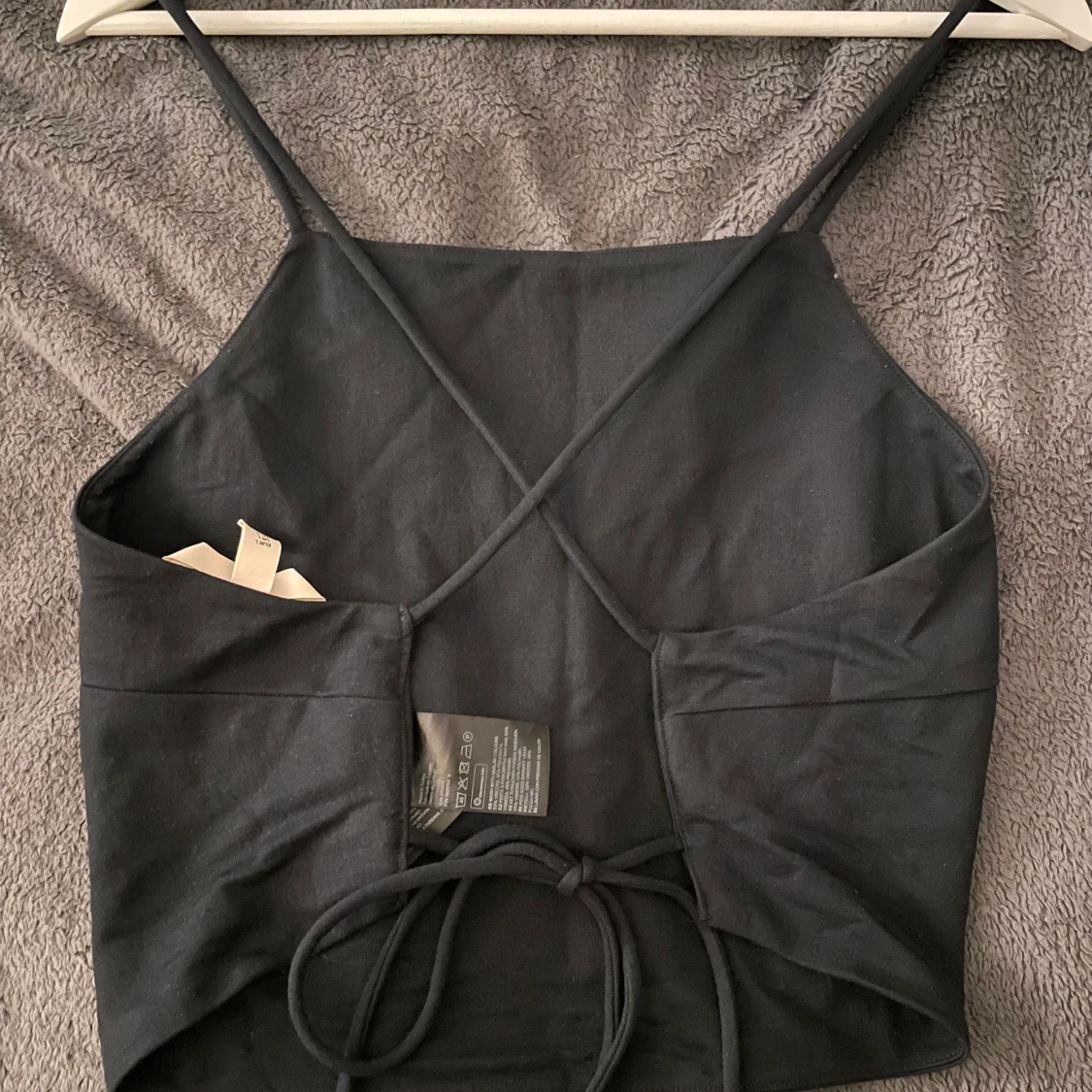 Svart top med öppenrygg - 90