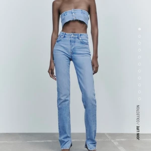 Zara split jeans 38  - Jeans från zara köpta förra året. Liknar modellen på bilden men skillnaden är att dessa inte har någon söm nertill utan endast är ”avhuggna” Storlek 38 med lite stretch!💙innerbenslängd: 85cm Midjemått: 74. Skriv privat om du vill köpa direkt! KÖPARE STÅR FÖR FRAKT