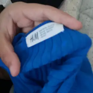 En mörk blå tröja från hm använd 1-2 gng 