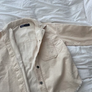 Manchester zara jacka - Säljer denna assnygga, trendiga, oversized, ljusbeiga zara jackan i Manchester tyg❤️‍🔥 priset kan diskuteras, men frakten ingår inte🫶🏼🎸 buss på