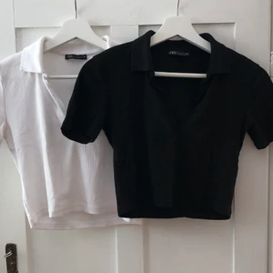Topp med krage - Superfina ”tenniströjor” från Zara, endast använda ett fåtal gånger! Båda är i storlek Xs men jag upplever att den vita är något större, vilket jag tror framgår på bilden. Köp för 75 kr styck eller båda för 100kr. Frakt tillkommer på 52kr