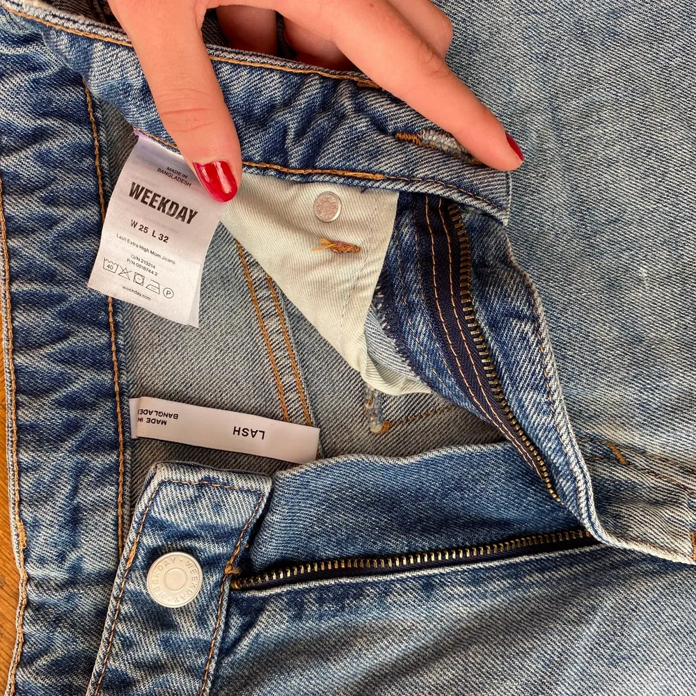 Jeans i modellen lash från weekday. Supersnygga men tyvärr kommer de inte till användning längre . Jeans & Byxor.