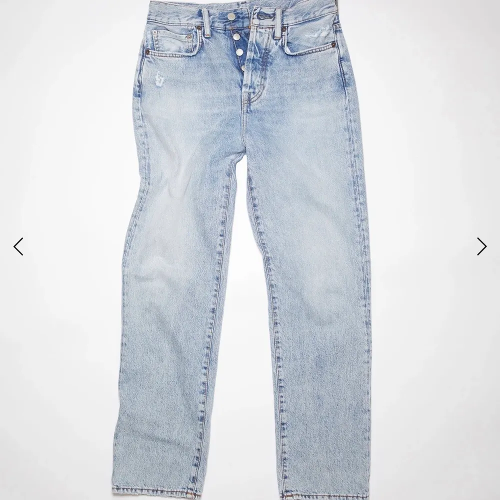Ett par snygga ljusa jeans från Acne. Storleken är 29/32 men dom är små i storlekarna så skulle säga att de passar 27/28/29. Nypris är 3000kr men jag säljer för 1500❤️. Jeans & Byxor.