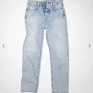 Ett par snygga ljusa jeans från Acne. Storleken är 29/32 men dom är små i storlekarna så skulle säga att de passar 27/28/29. Nypris är 3000kr men jag säljer för 1500❤️