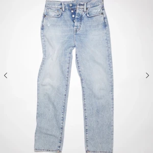 Ett par jeans från acne💙 - Ett par snygga ljusa jeans från Acne. Storleken är 29/32 men dom är små i storlekarna så skulle säga att de passar 27/28/29. Nypris är 3000kr men jag säljer för 1500❤️