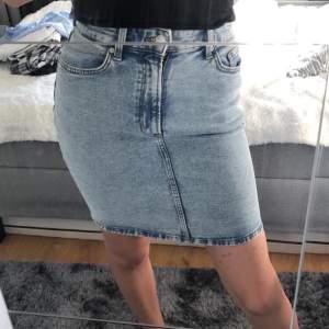 Jätte snygg jeans kjol från hm, i storlek 32. Funkar som både låg och högmidjad. Använd 1 gång. 