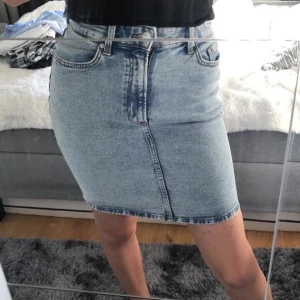 Jeans kjol - Jätte snygg jeans kjol från hm, i storlek 32. Funkar som både låg och högmidjad. Använd 1 gång. 