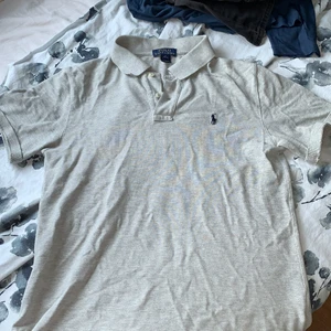 Polo ralph rauren pike - L (14-16yrs) passar S  Två små fläckar, de syns ej