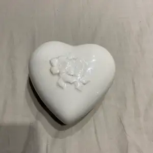 Säljer en vit hjärtformad ask då jag inte använder den