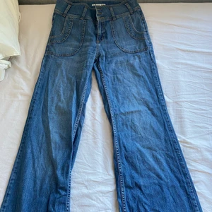 Fina baggy jeans med 90s design - Blåa jeans med 3 knappar i storlek 40 jätte fina. Pris kan diskuteras  
