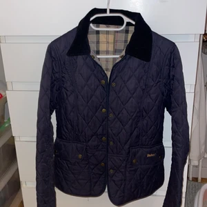 Barbour jacka stl XS - Säljer min marin blå barbour jacka då jag ej använder den längre! Köptes för 2 år sedan på NK i Stockholm den är i stl 34.