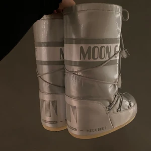 Moon boots - Säljer nu mina silvriga moon boots. Använda ett fåtal gånger, säljer dom då dom inte kommer till användning och inte är min stil. Nypris 1895kr💗
