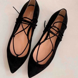 Gianvito rossi Femi flats. Ballerinas i mocka med snörning  - Svarta platta ballerinaskor från Gianvito Rossi med snörning i mocka. Använda Max 3 ggr. Fantastiskt fina skor och perfekta att ha till bröllop/fest om man inte vill ha klackar men ändå känna sig fin :) storlek 38,5 men passar en 38 också. Köpta på Nathalie Schuterman. Nypris 5500:-