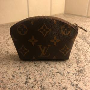 Vintage Louis Vuitton purse som är ganska använd men allmänt i fint skick. Priv för frågor.