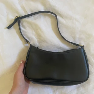 Axelväska  - Svart liten väska i skinn imitation med silver detaljer!