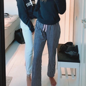 Pyjamasbyxor  - Randiga pyjamasbyxor, så fina och sköna! Sparsamt använda. Storlek M, men passar även S! 💞